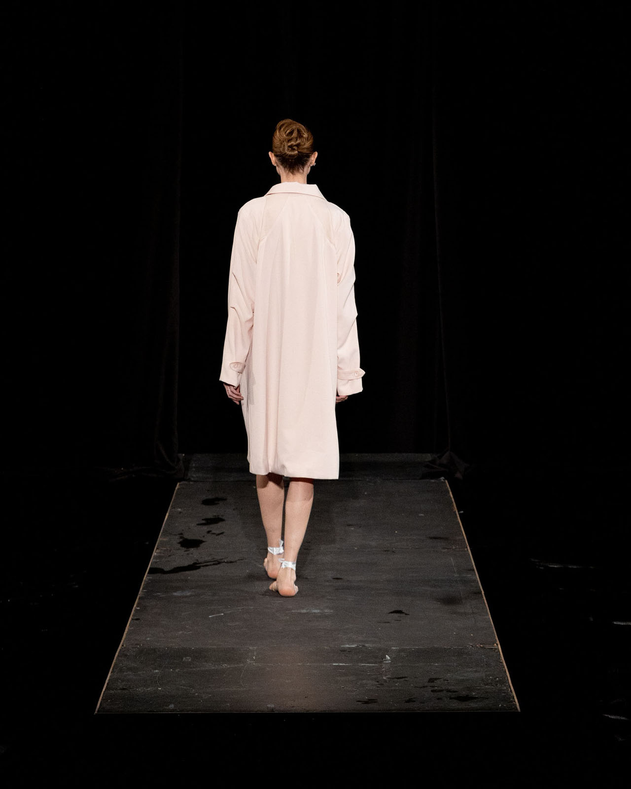 Myus Gabardine Trench Coat, look 13, rear view