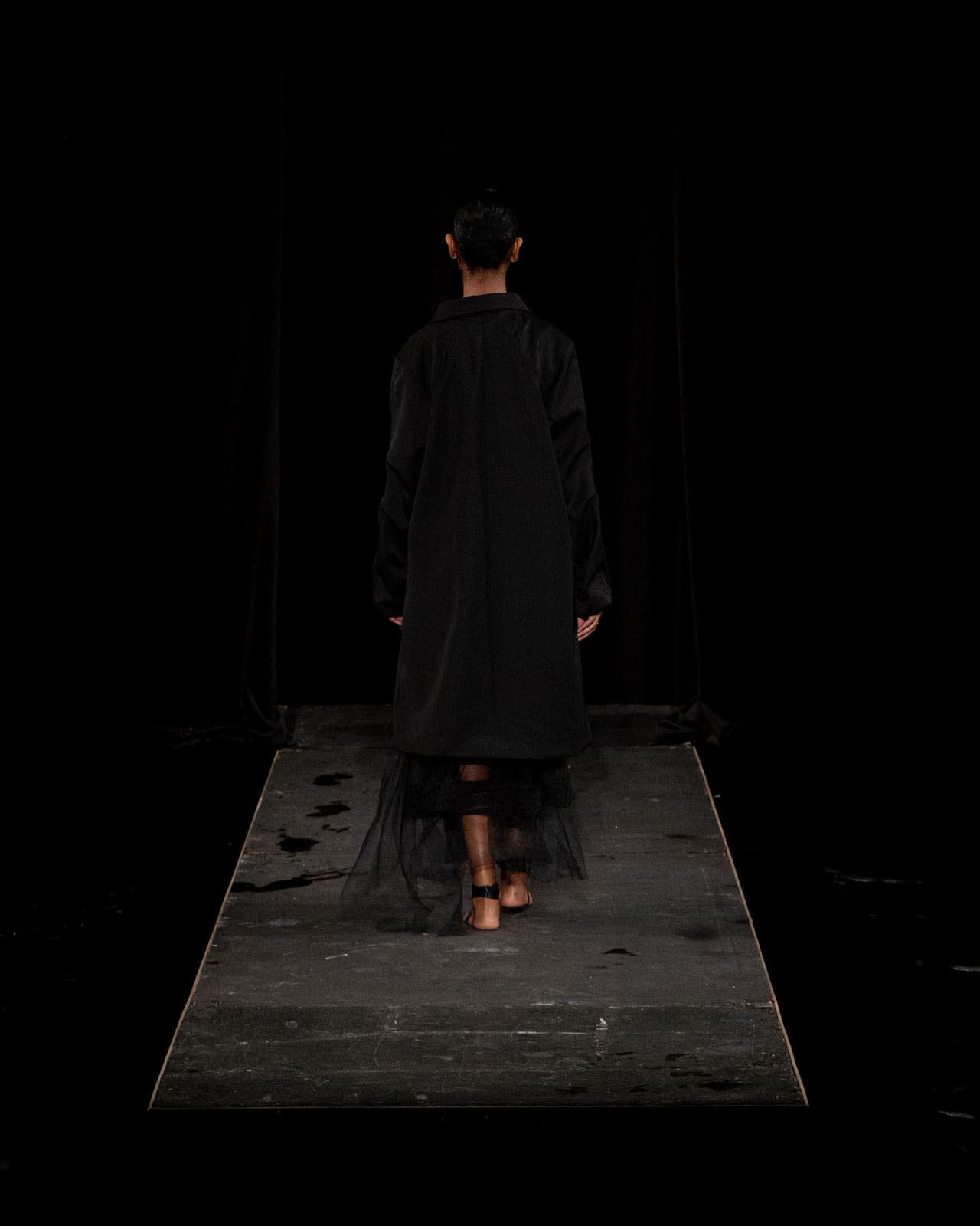 Myus Gabardine Trench Coat, look 14, rear view